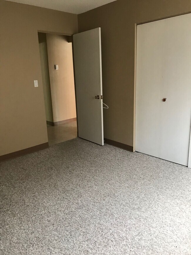 Building Photo - 1 Bed 0 Bath Unit in Red Deer, AB