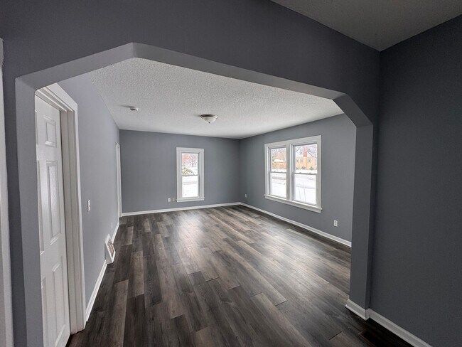 Foto del edificio - AVAILABLE NOW! Large 3 Bedroom, 2 Bathroom, with Extra Rooms and Two Car Garage in Anoka