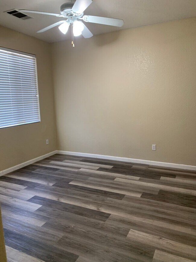 Foto del edificio - 6 BR 3 BA 2 Story home available in Visalia now