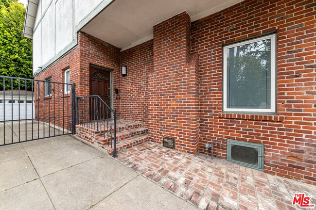 Building Photo - 1358 Holmby Ave