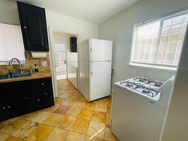 Building Photo - 2 Bed + 1 Bath Charming SFR Home with Laun...