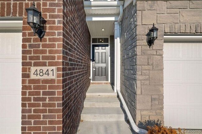 Foto del edificio - Lake Orion Townhome for Rent – 3 Bed, 2.1 Bath | 1,858 Sq Ft | $3,000/month
