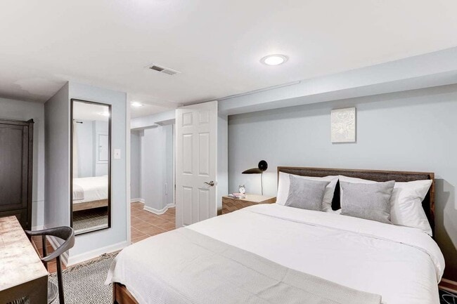 Foto del edificio - Full room in 5-bed/3.5-bath Home
