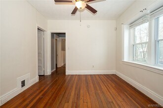Building Photo - 11 Hoyt St