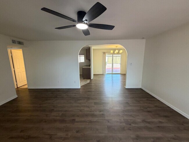 Foto del edificio - 1244 E Susan Ln