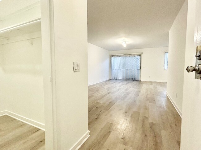 Foto del edificio - 1849 S Bentley Ave