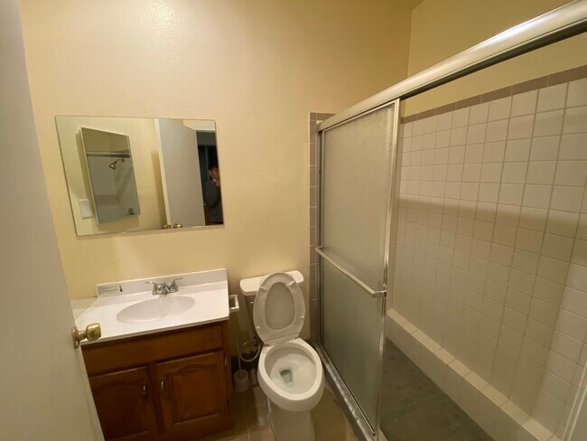 Baño de la unidad A - 1490 20th Ave