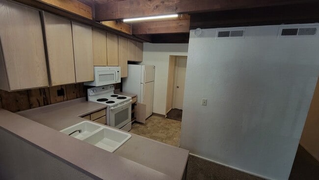 Kitchen - 162 Aynes Ct