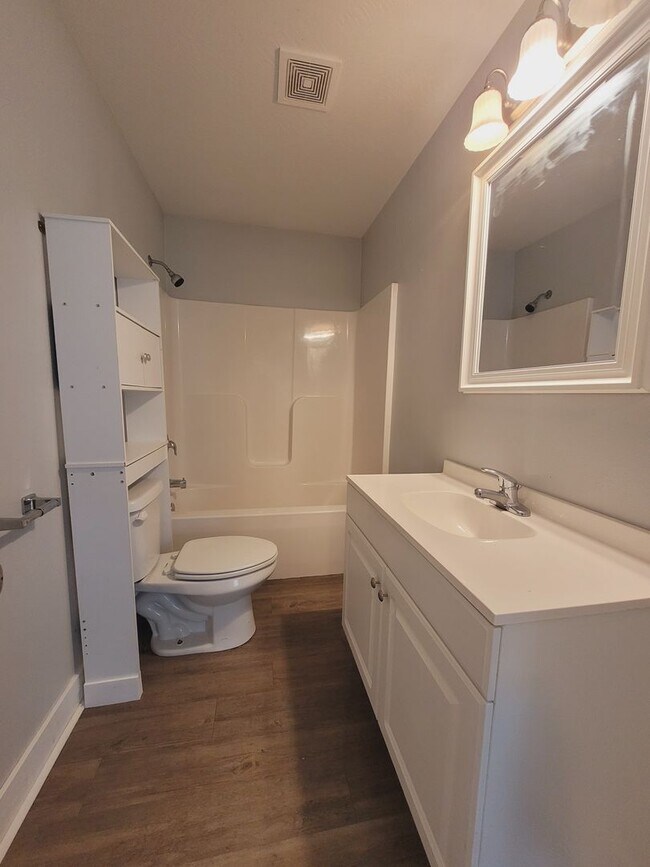 Building Photo - 3 bedroom 1 bathroom home available now!