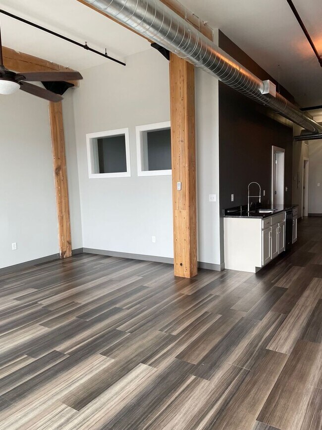 Interior Photo - Oak Knitting Mill Apartments – Franklin Square Available