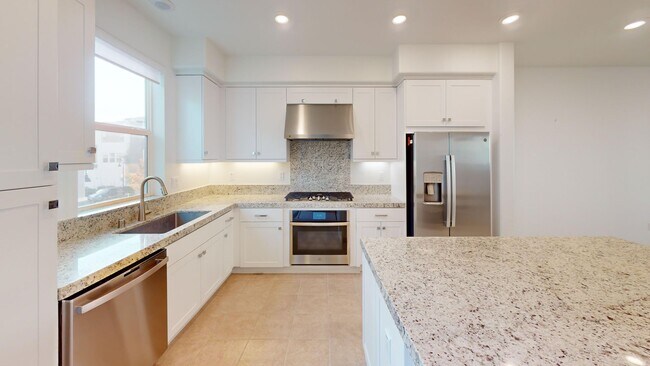 Building Photo - Large Townhome In Serrano Summit