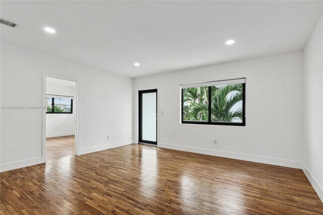 Foto del edificio - 8010 Crespi Blvd