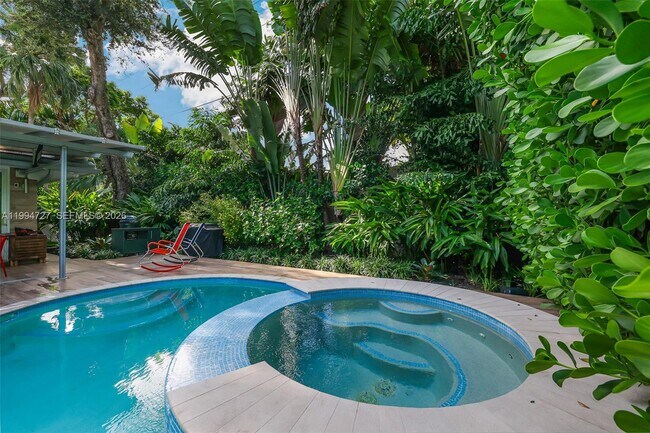 Foto del edificio - 79 Shore Dr W