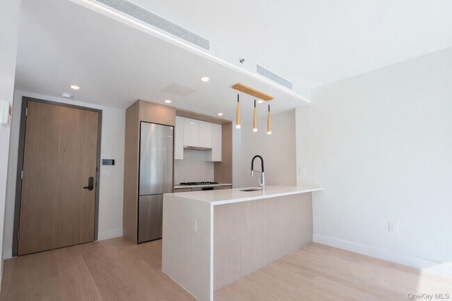 Foto del edificio - 38-20 Parsons Blvd