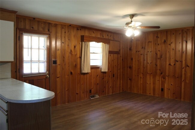 Building Photo - 1721 Park Dr