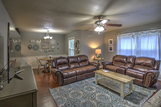 Building Photo - 3 Bed 2 Full Bath in Claremore!