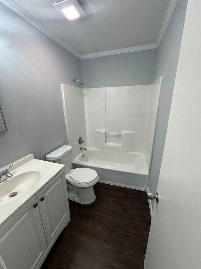 Building Photo - Beautiful 3/2 Available in the Heart of Bo...
