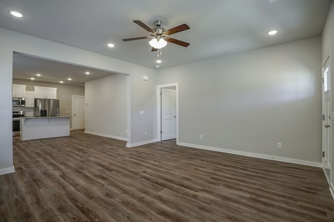 Building Photo - 4 bedroom 3.5 bath home!