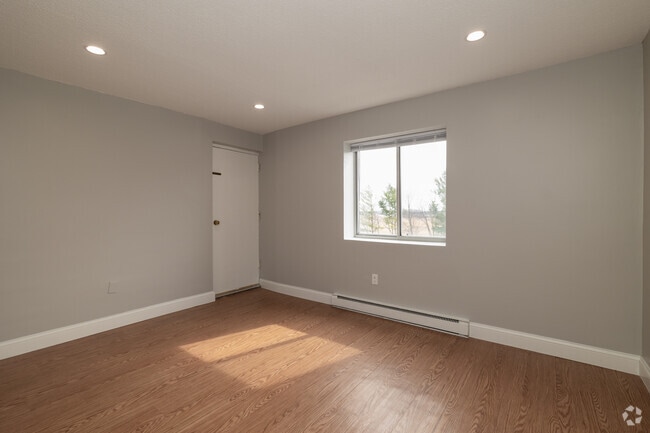 2BR, 1BA - 900SF - Bedroom - Towne House Apartments