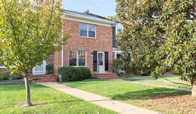 Building Photo - Townhome in the West End