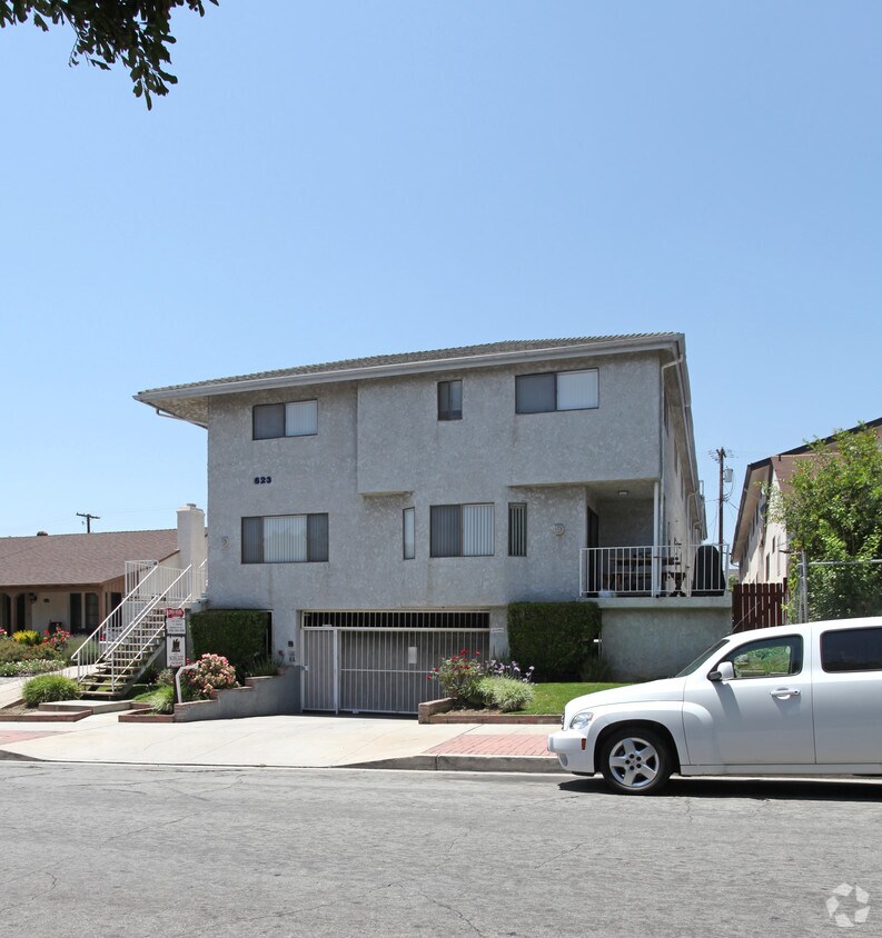 Building Photo - 623 E Cedar Ave