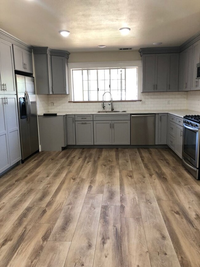 Building Photo - Single Family Home in Oak View!