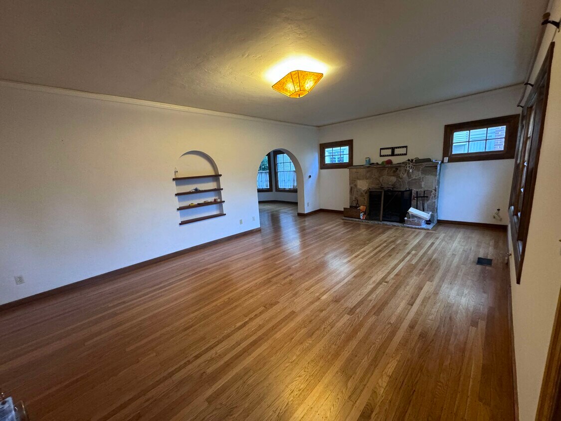 Foto principal - 6448 Benvenue Ave