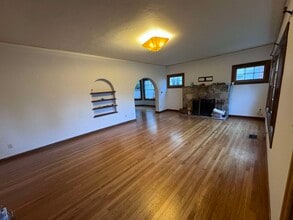 Building Photo - 6448 Benvenue Ave