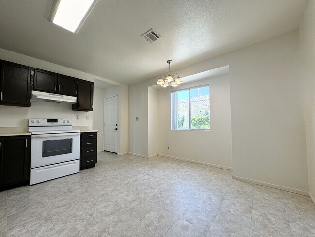 Foto del edificio - COMING SOON!! 3 Bedroom 2 Bathroom Apartment in Cathedral City!