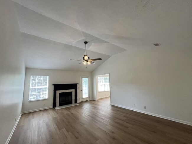 Building Photo - FRESHLY UPDATED RENTAL W/ FIREPLACE & FENC...