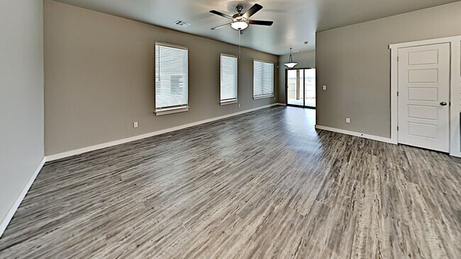 Building Photo - Very Nice 4 Bedroom 2 Bath Home in Yukon S...