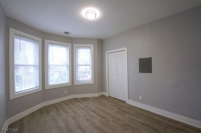Building Photo - 17 Northfield Ave