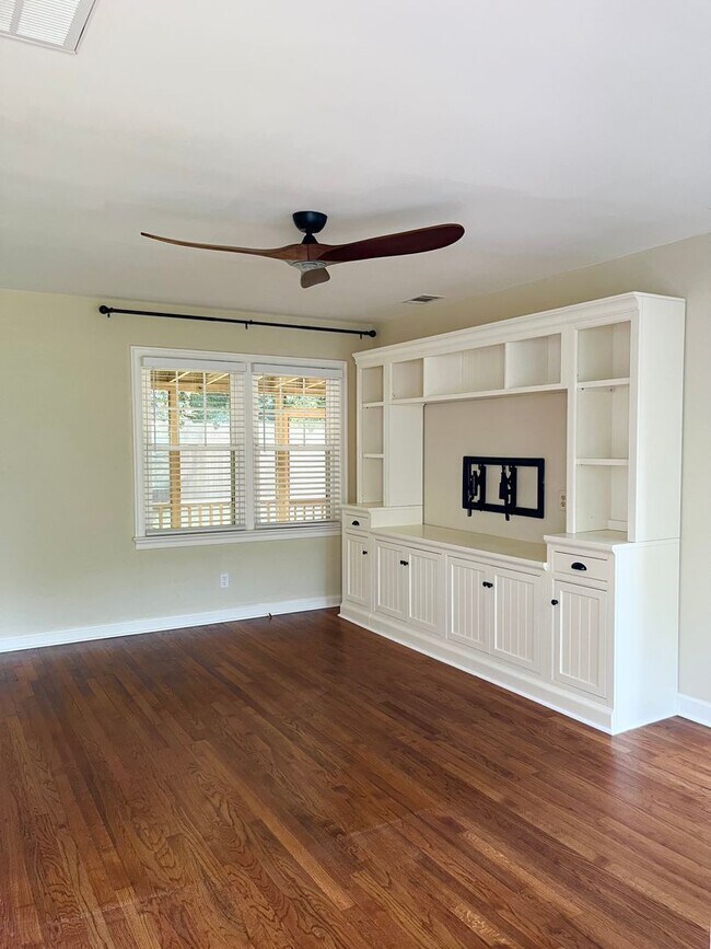 Building Photo - Two Bed, One Bath Home near Daffin Park