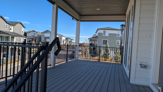 Entry deck - 9019 Southurst St