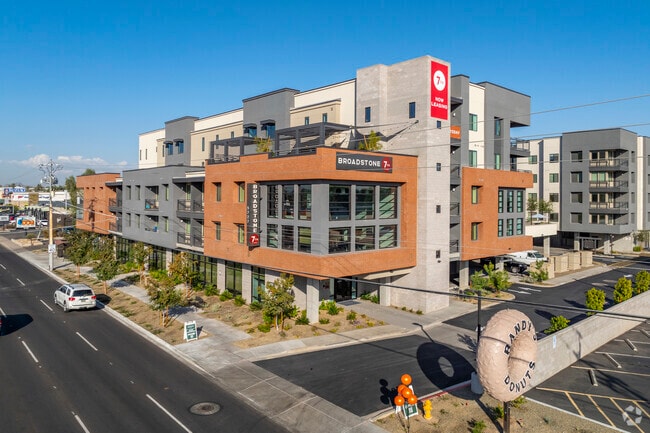 Building Photo - Market & Main