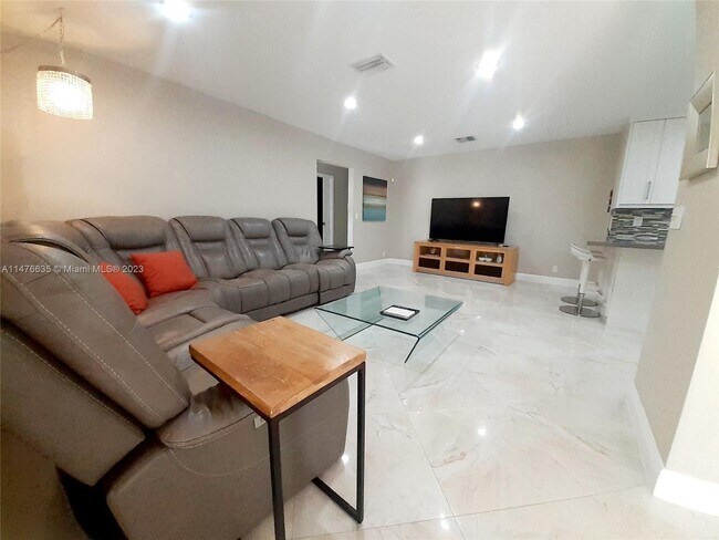 Foto del edificio - 10801 SW 57th Pl