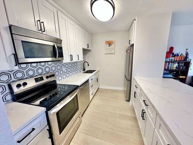 Building Photo - Beautiful condo in resort community