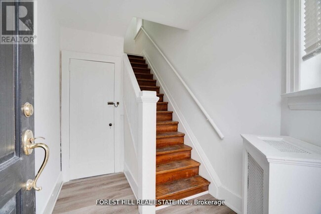 Building Photo - 8 Poplar Plains Crescent