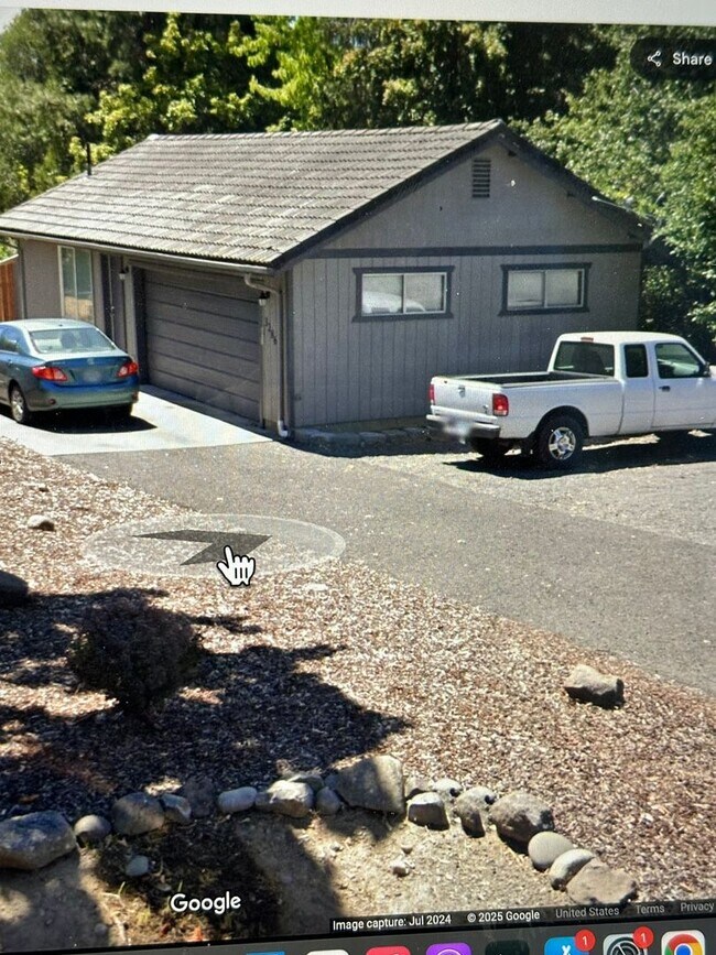 Foto del edificio - THIS 1 BEDROOM 1 BATH IS A GEM ON THE EAST SIDE OF MEDFORD