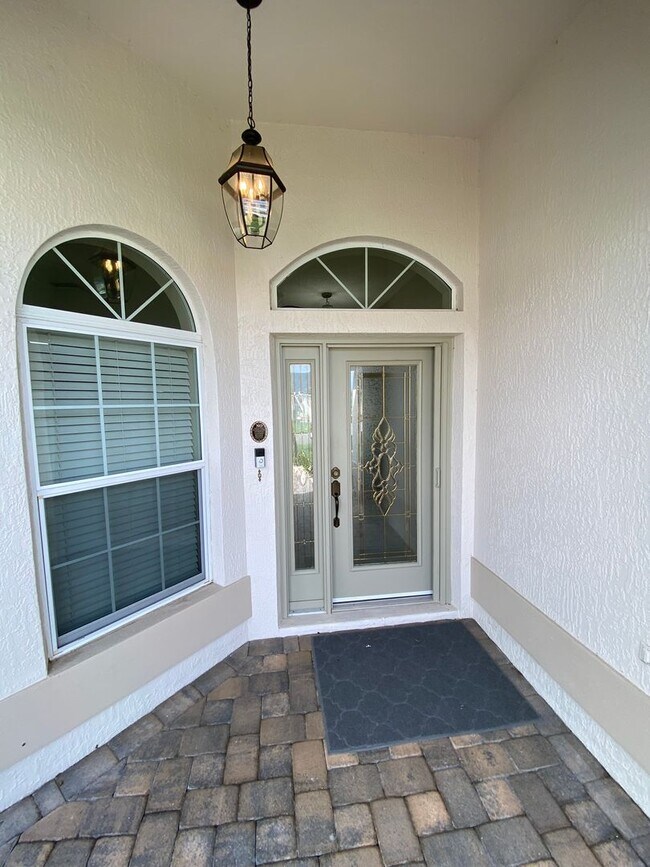 Foto del edificio - Gorgeous 3 + 2 Turnkey ANNUAL Lease w/Swim Spa & Large Private Screened in Patio In The Village o...