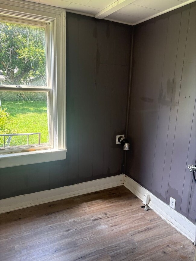 Building Photo - SPACIOUS 4 BEDROOM HOME READY TO WELCOME YOU