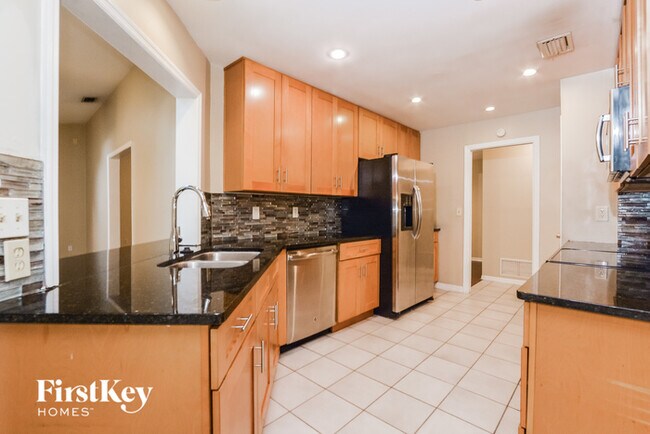 Foto del edificio - 520 Whispering Oak Ln