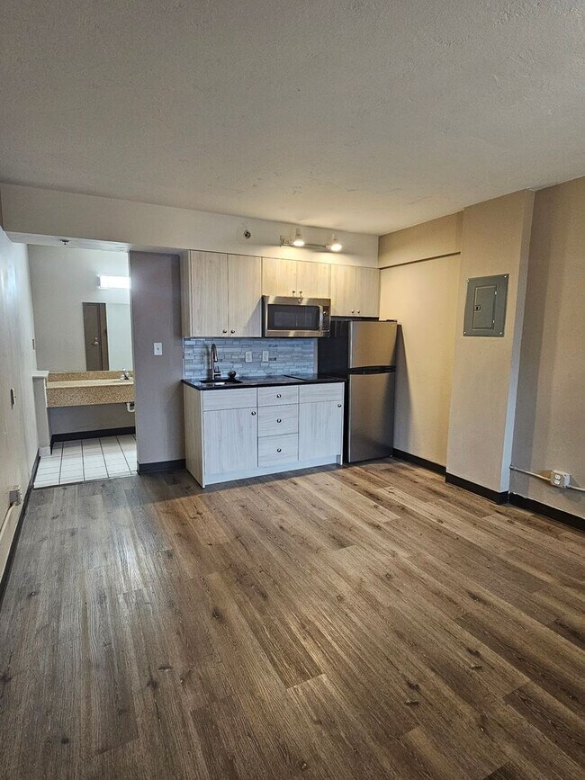 Building Photo - Remodeled Studio Apartments Near Memorial ...