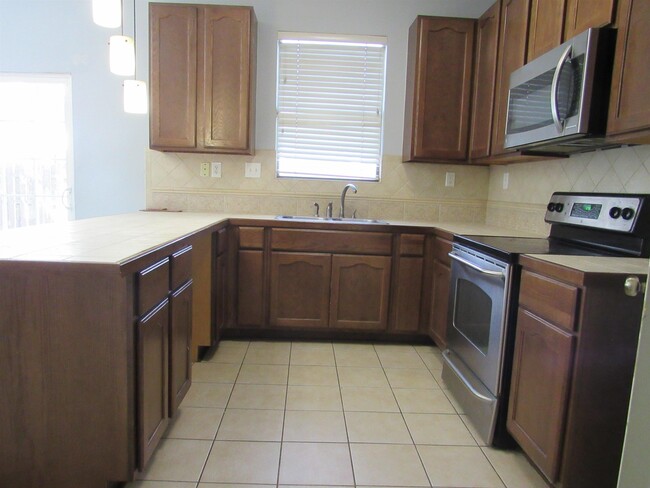 Foto del edificio - 9310 Albany Dr