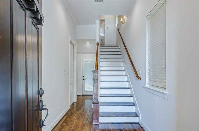 Building Photo - 2209 Chenevert St