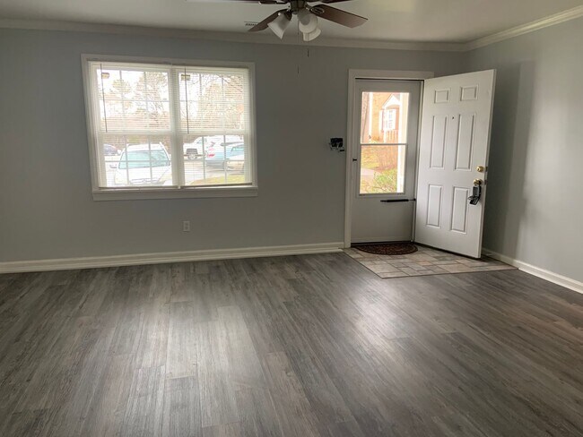 Building Photo - Two Bedroom townhouse Convenient to Wendov...