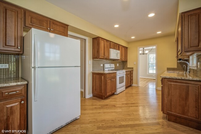 Building Photo - 2425 Pfingsten Rd