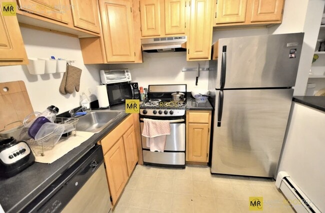 Building Photo - 587 Beacon St