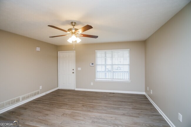 Foto del edificio - 221 Beechwood Ln