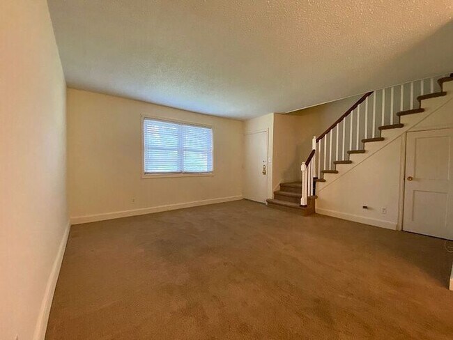 Building Photo - Hampton Hills - 2 Bedrooms, 1 Bathrooms Cl...
